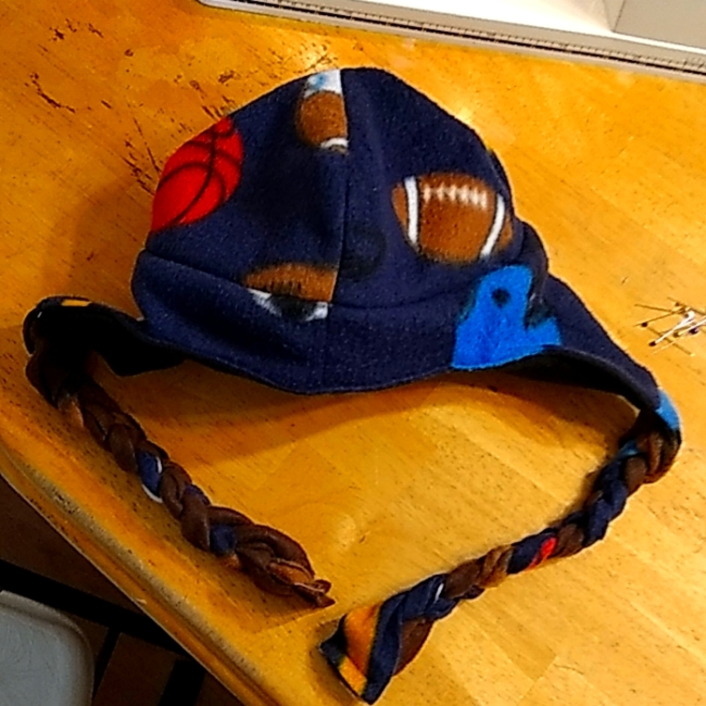 FLEECE REVERSIBLE HAT